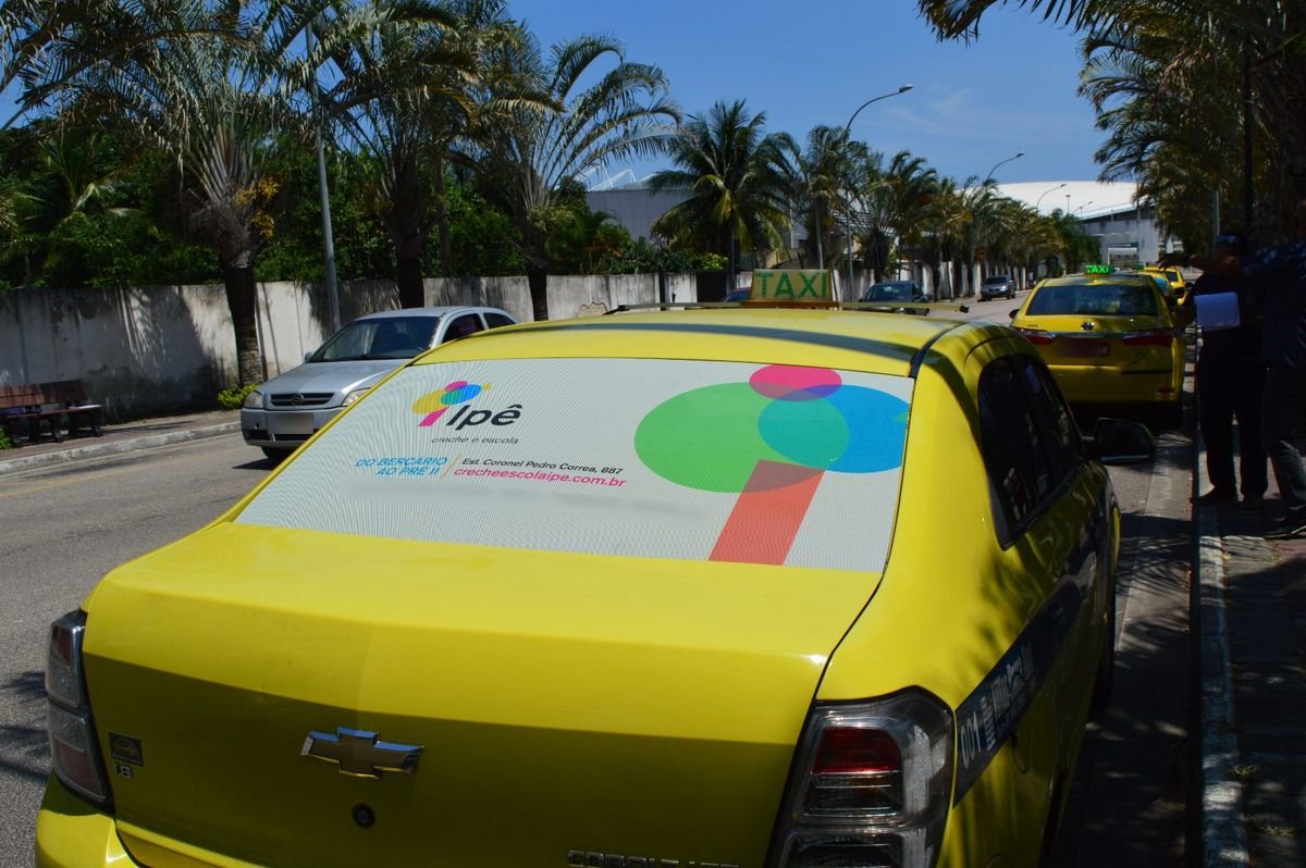 Táxi Chevrolet Cobalt com Taxidoor da Creche e Escola Ipê na Barra da Tijuca