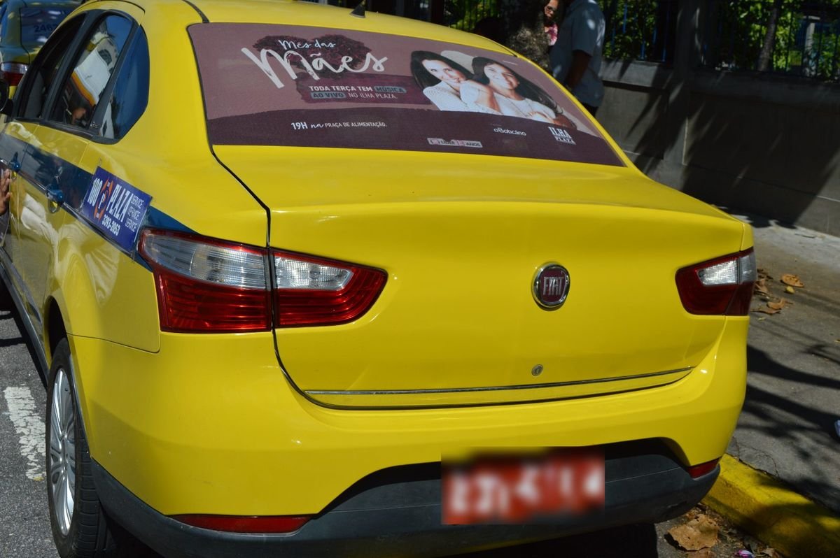 Vidro traseiro de táxi com Taxidoor do Ilha Plaza para o Dia das Mães