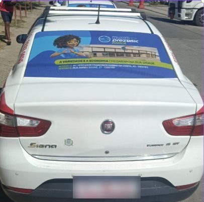 Táxi Fiat Siena com adesivo Taxidoor do Prezunic Maricá no vidro traseiro
