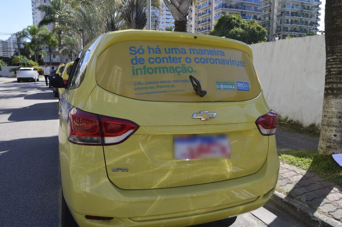 Táxi Chevrolet Spin com Taxidoor informativo da Prefeitura do Rio sobre coronavírus