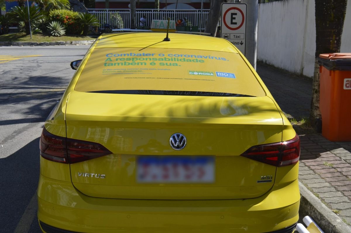 Táxi VW Virtus com Taxidoor da campanha Rio Contra o Corona da Prefeitura do Rio